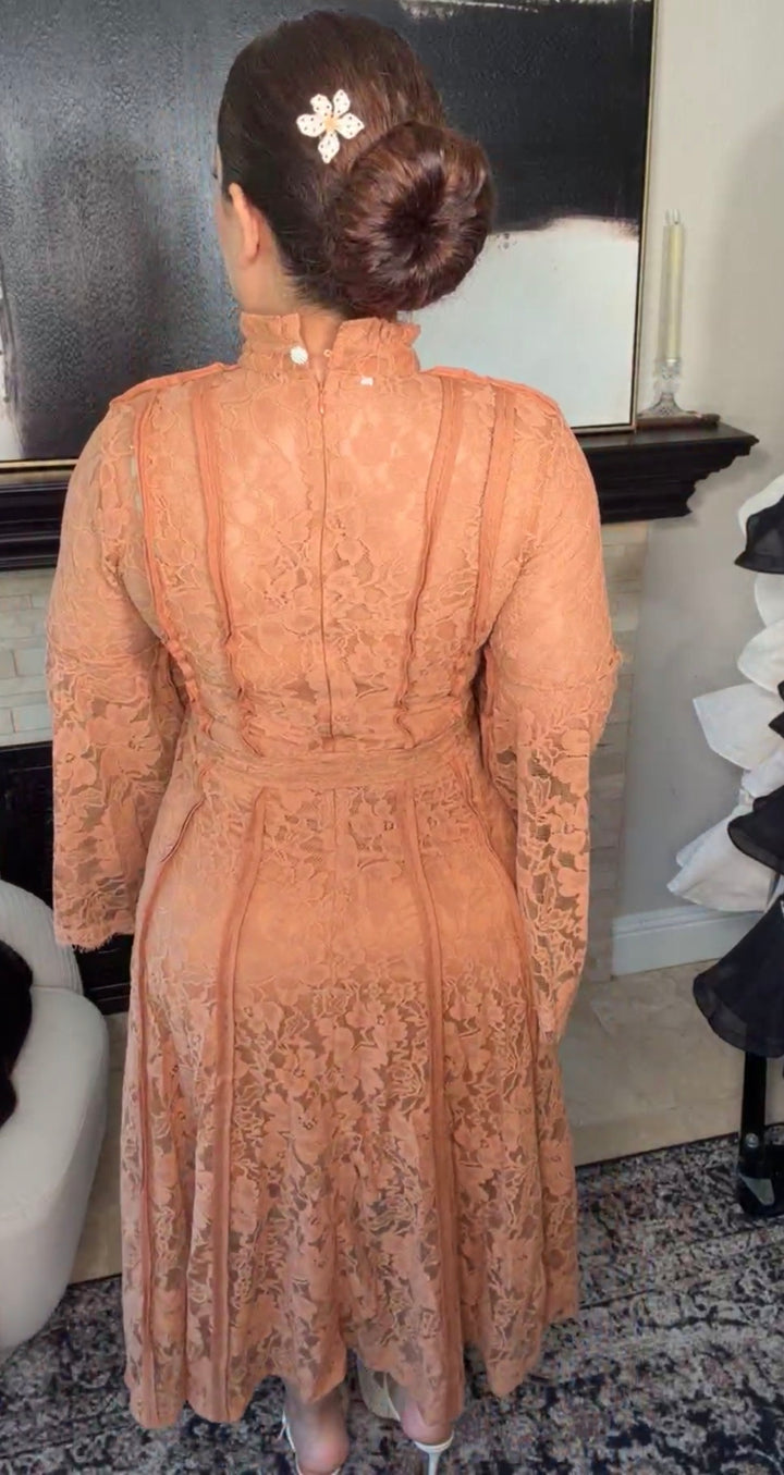 Vestido camel suelto encaje con fondo y cinto midi (