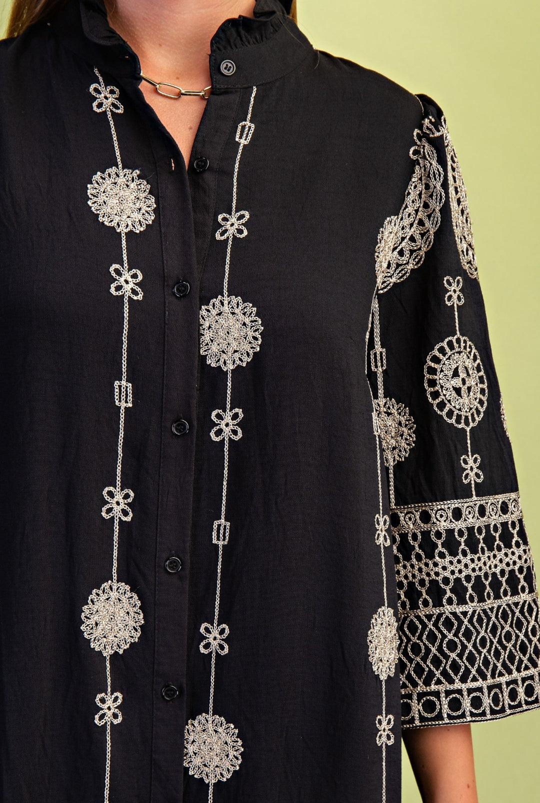 Vestido Negro Bordado en Plata Marroquí Midi