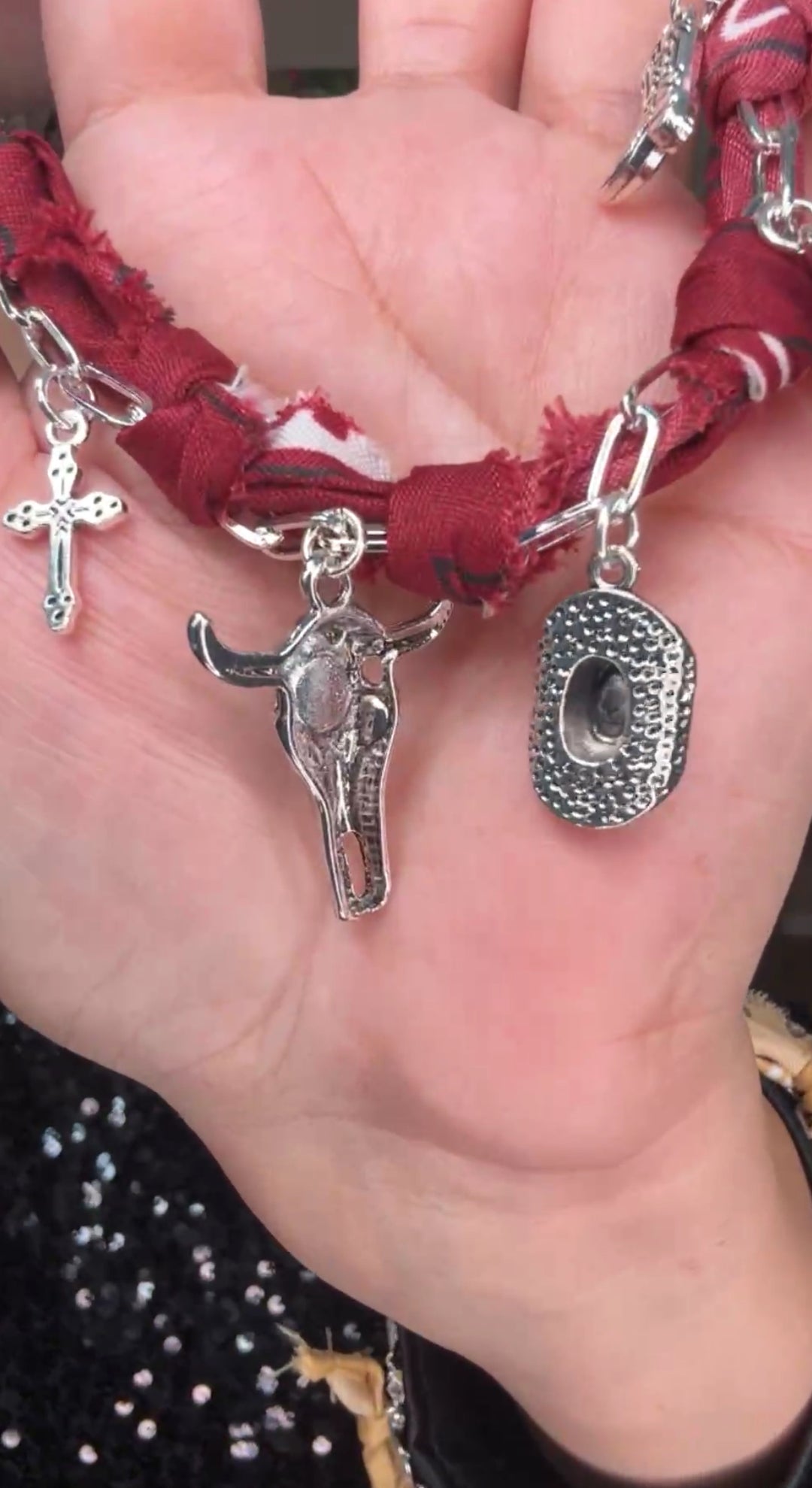 Collar Vino Paño y Cabeza Tono Plata (#121)