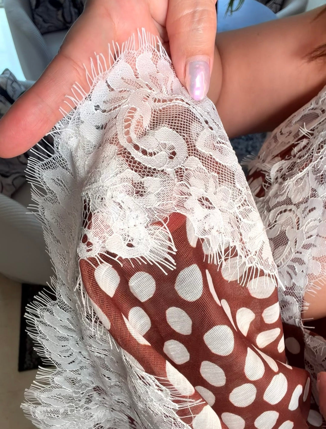 Vestido café polka dot y encaje maxi (