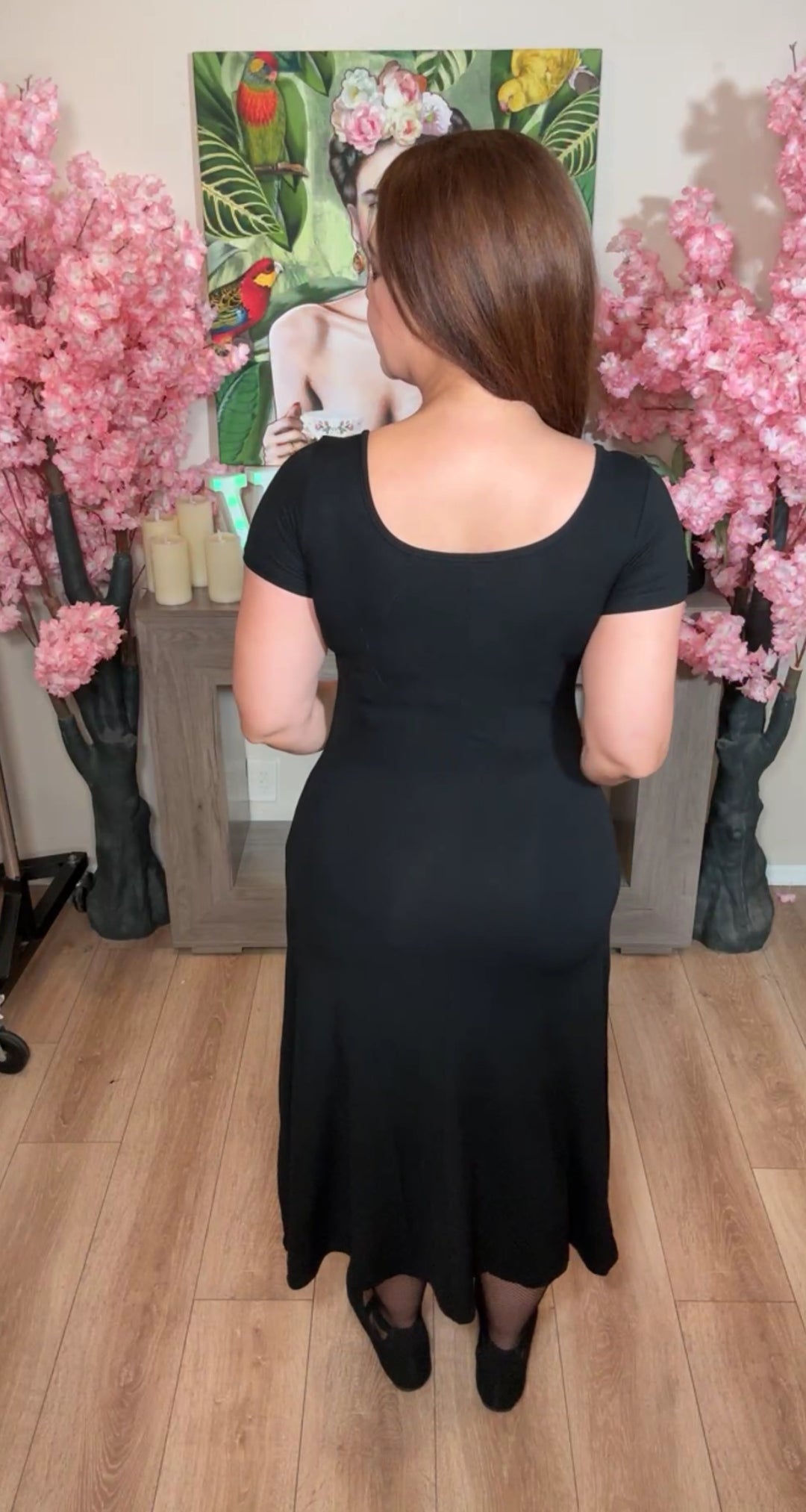 Vestido negro y flores prendedor stretch midi (#136)