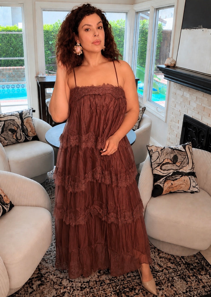 Vestido café organza y encaje en volantes maxi (