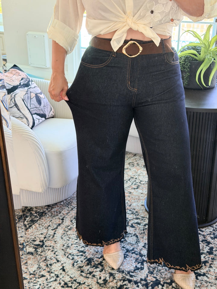 Pantalón azul mezclilla stretch terminado bordado con cinto café gamuza (