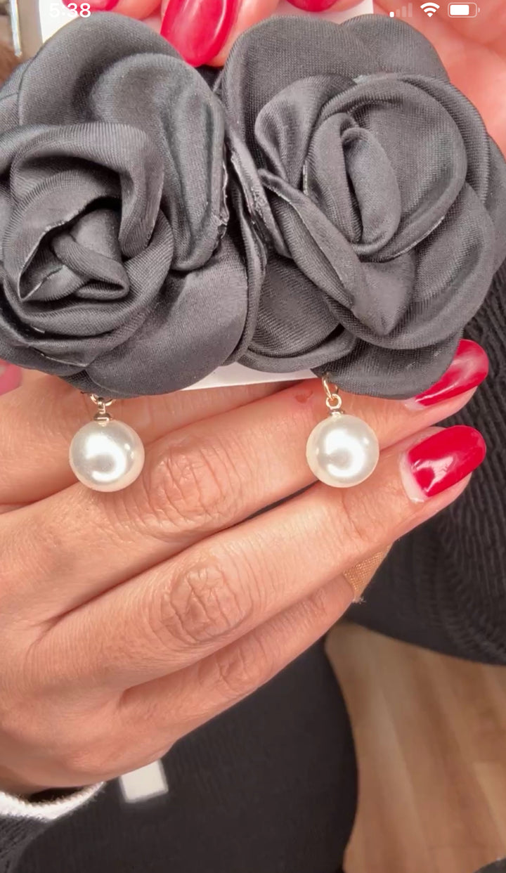 Arete negro y flor perla colgante CC (#109)