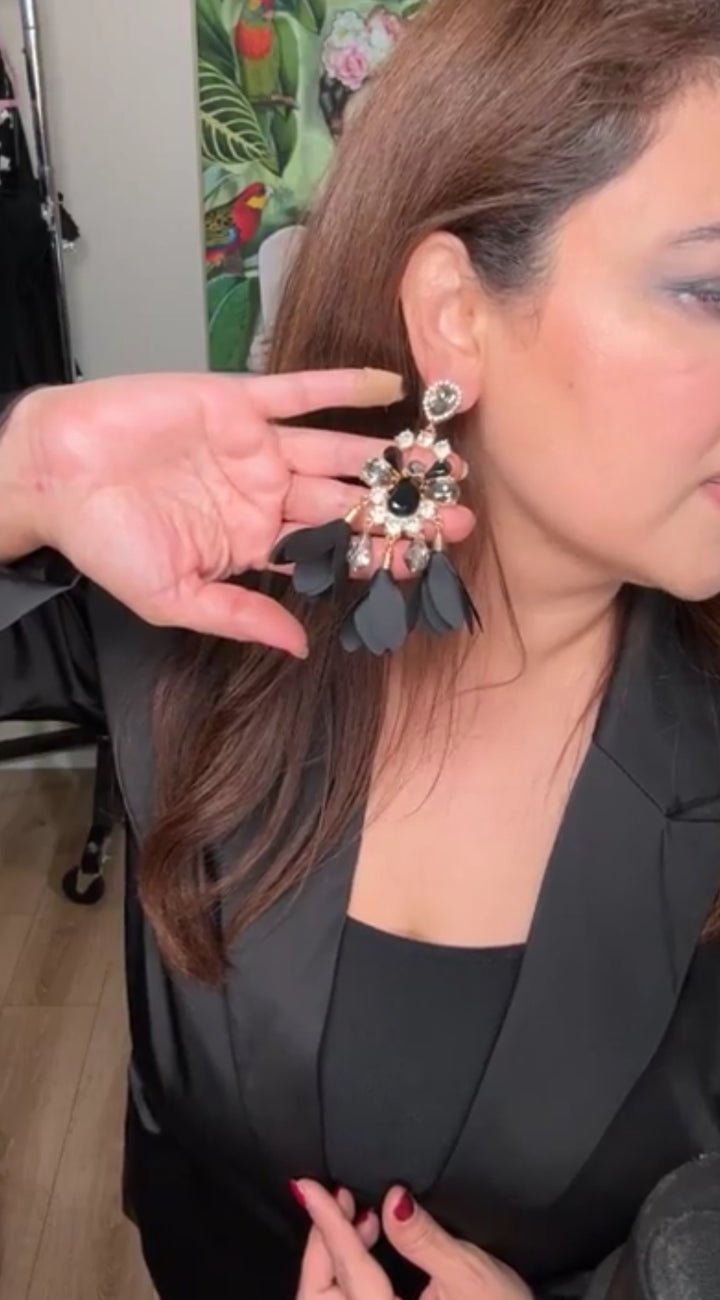 Arete negro y plomo cristal con flor chiffon colgante