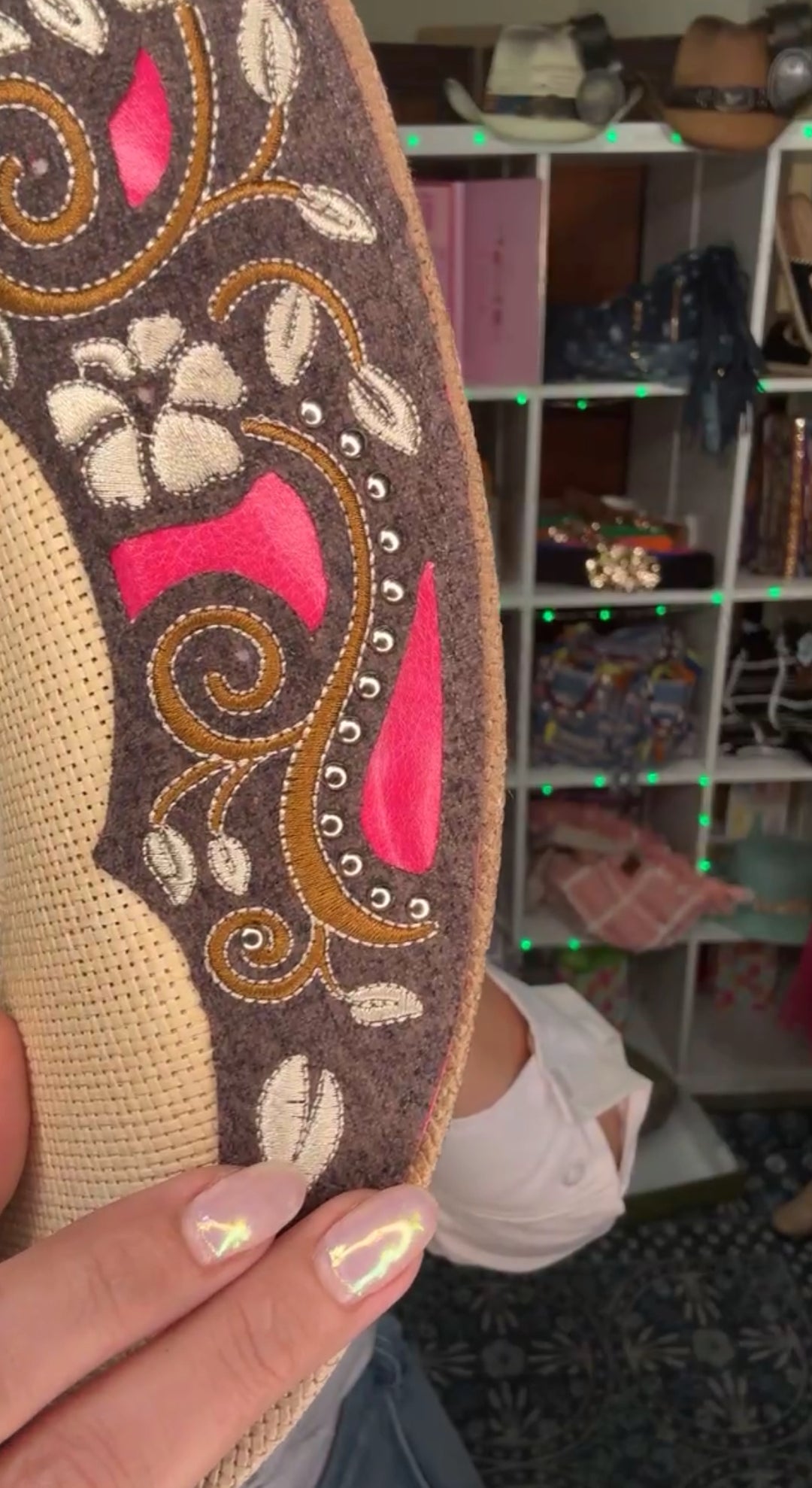 Sombrero beige bordado rosa floral piel (#334)
