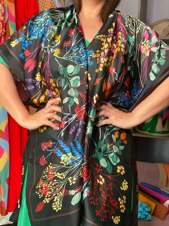 Blusa Negra Flor Multi Japonesa Satinada Infinity (#139)