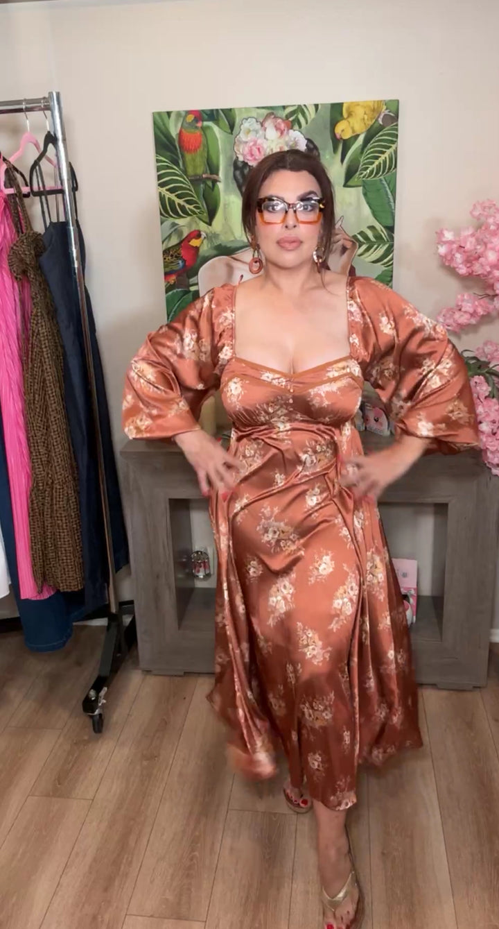 Vestido Bronze Satinado Flores Beiges Manga Larga Midi (#129)