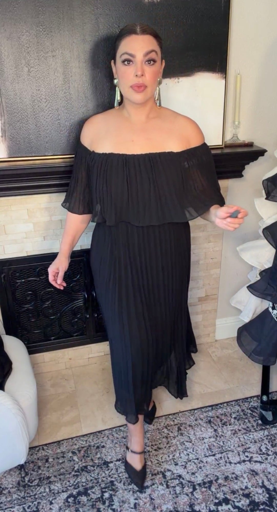 Vestido negro chiffon plisado escote off-shoulder midi (