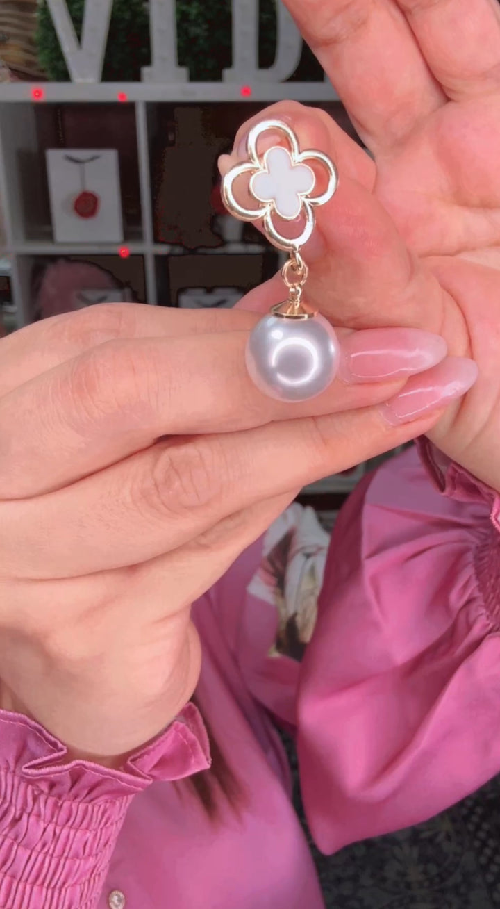 Arete Blanco Flor LV y Perla (#102)