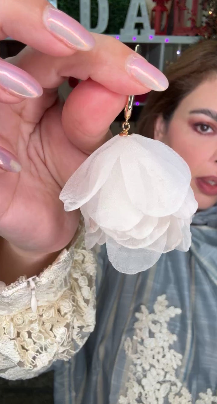 Arete Dorado Flor Beige Chiffon