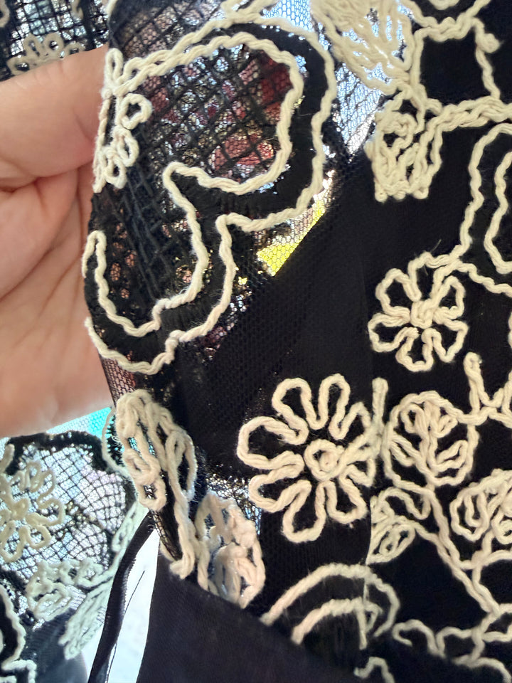 Vestido negro aplicación blanca bordada sobresaltada español volantes maxi (