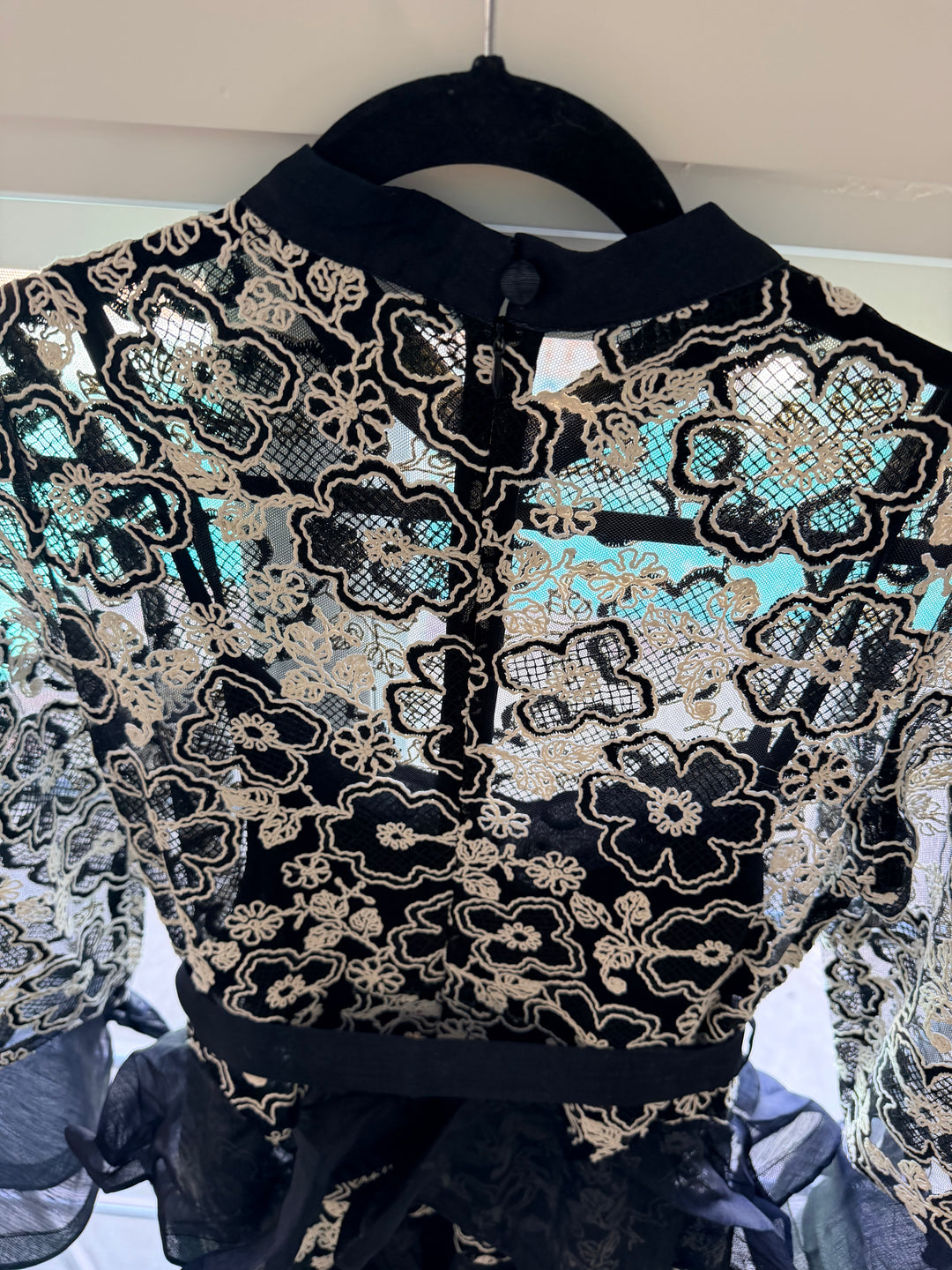 Vestido negro aplicación blanca bordada sobresaltada español volantes maxi (