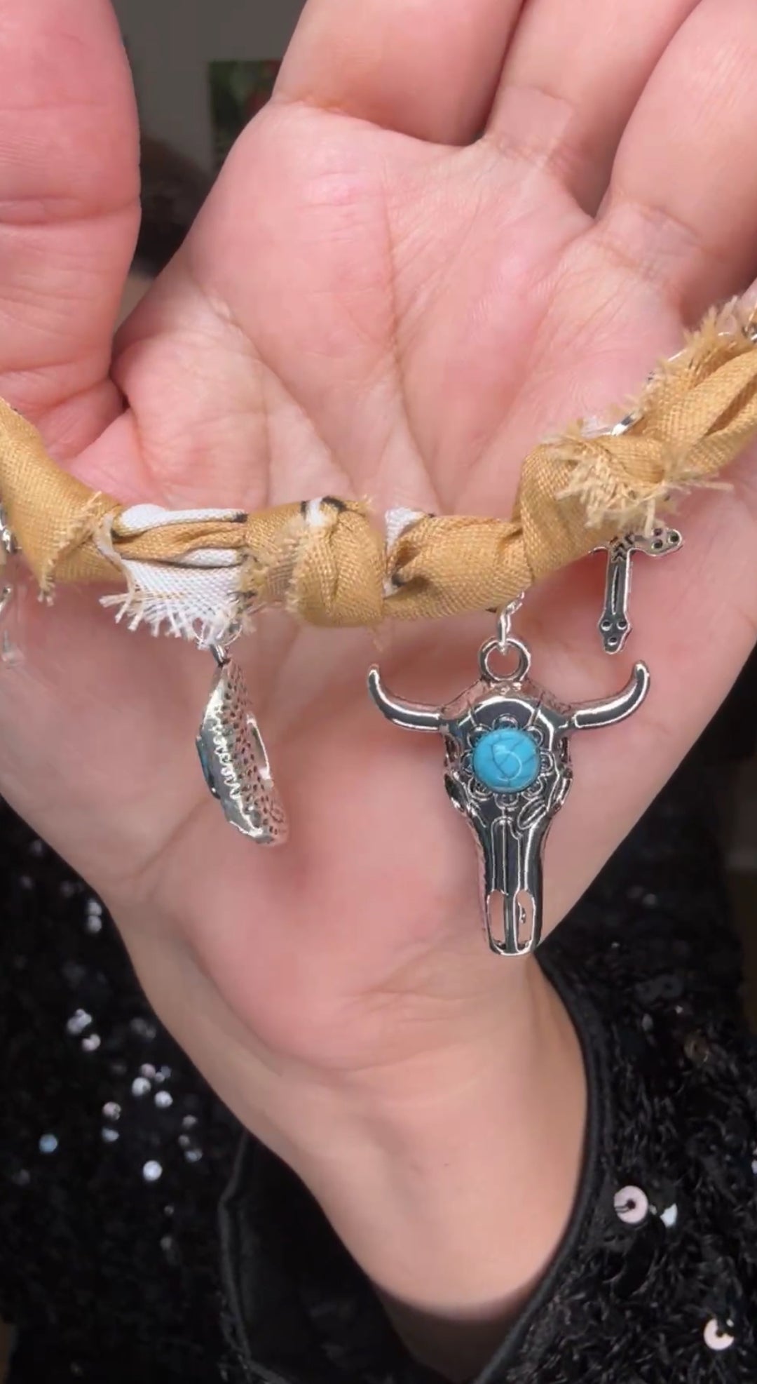 Collar Amarillo Paño y Cabeza Tono Plata (#111)