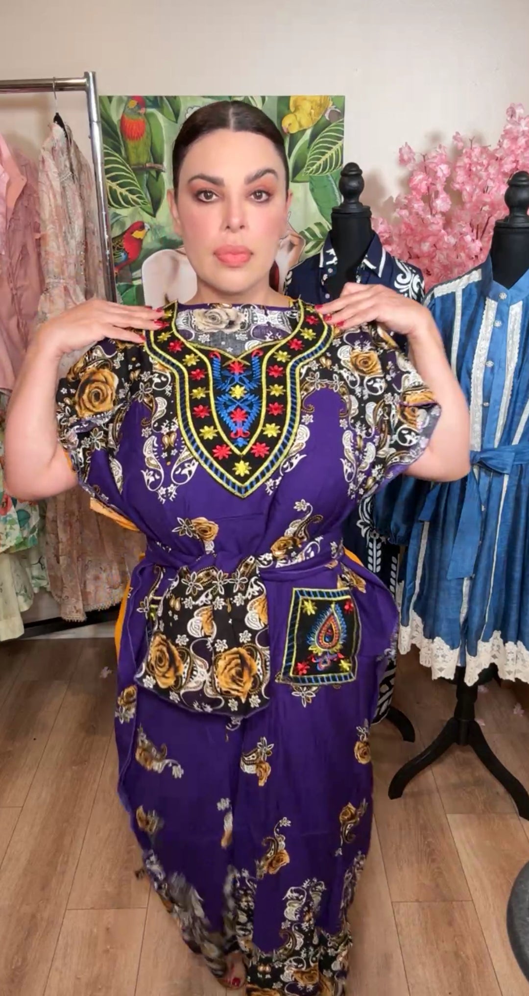 Vestido morado bordado étnico y cinto maxi (