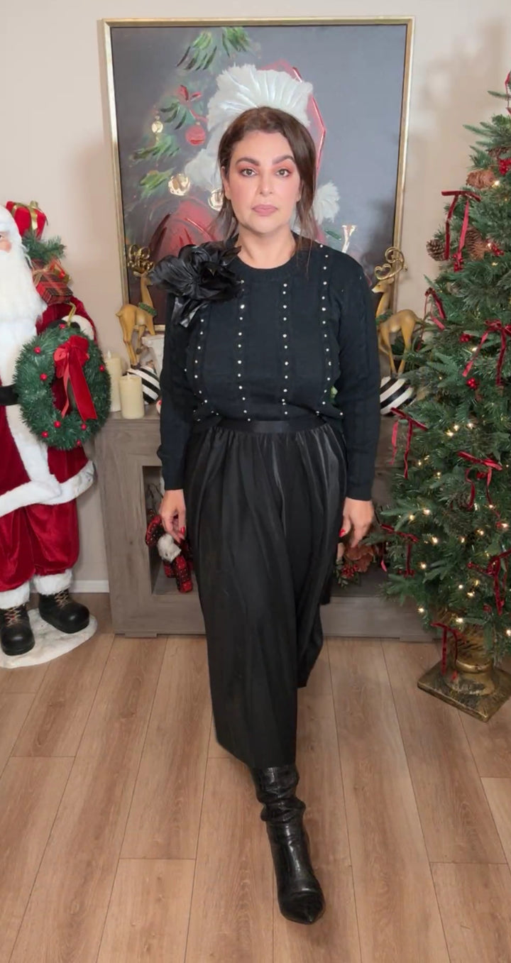 Sweater negro flor satin XL y pedrería (#138)