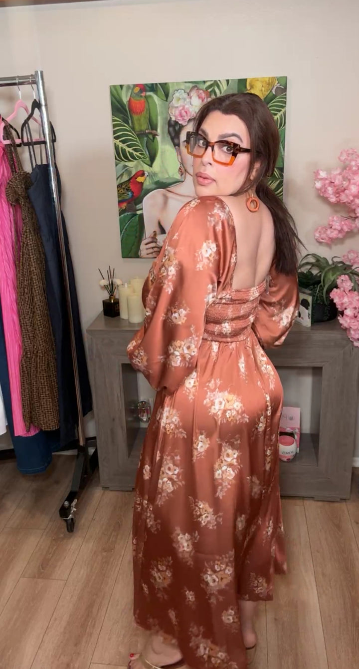 Vestido Bronze Satinado Flores Beiges Manga Larga Midi (#129)