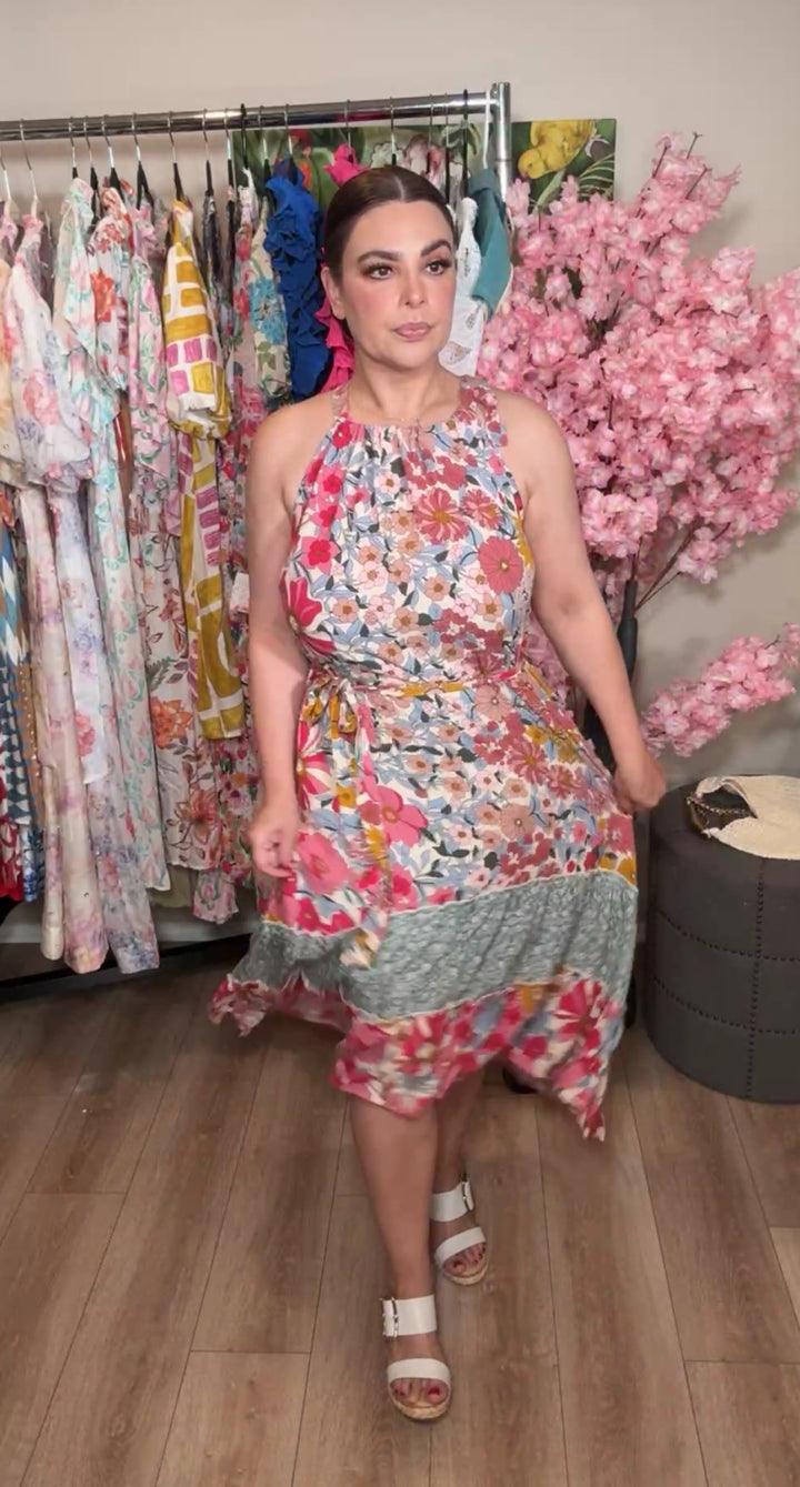 Vestido rosa floral cuello halter con cinto maxi (