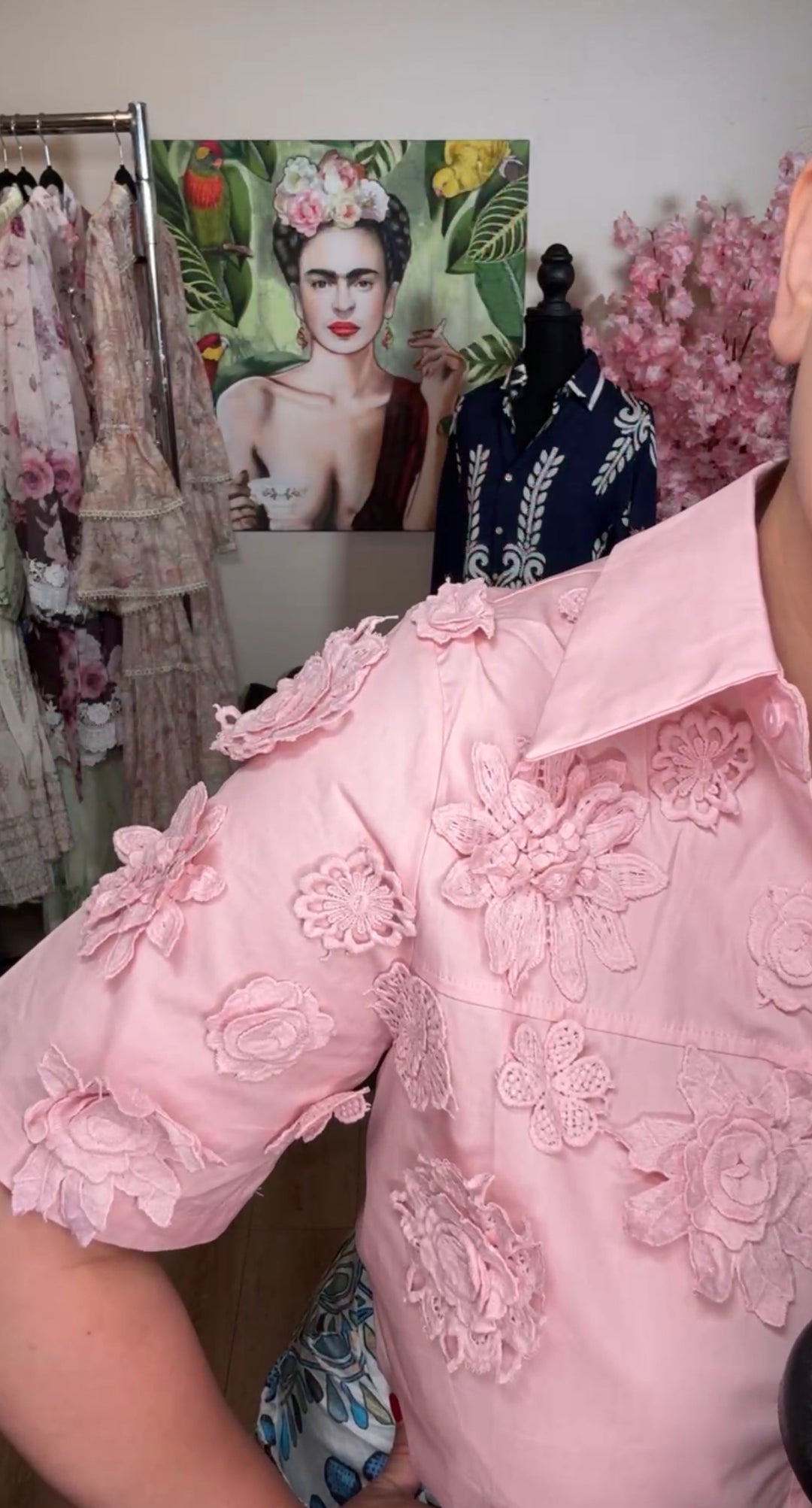 Camisa rosa pálido flores crochet 3-D (