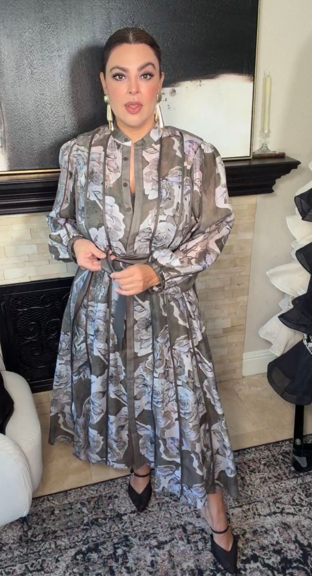 Vestido gris oscuro flor gris claro con fondo y cinto midi (