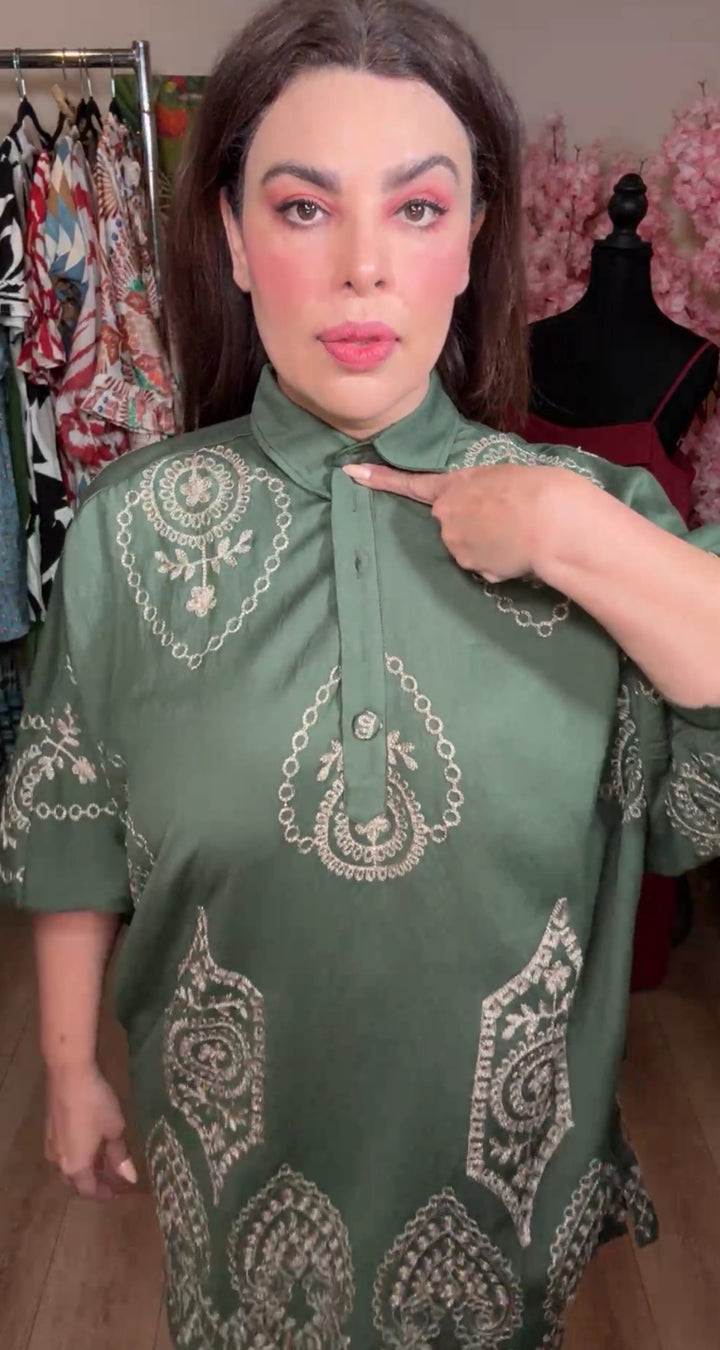 Vestido verde olivo bordado oro corte túnica (#148)