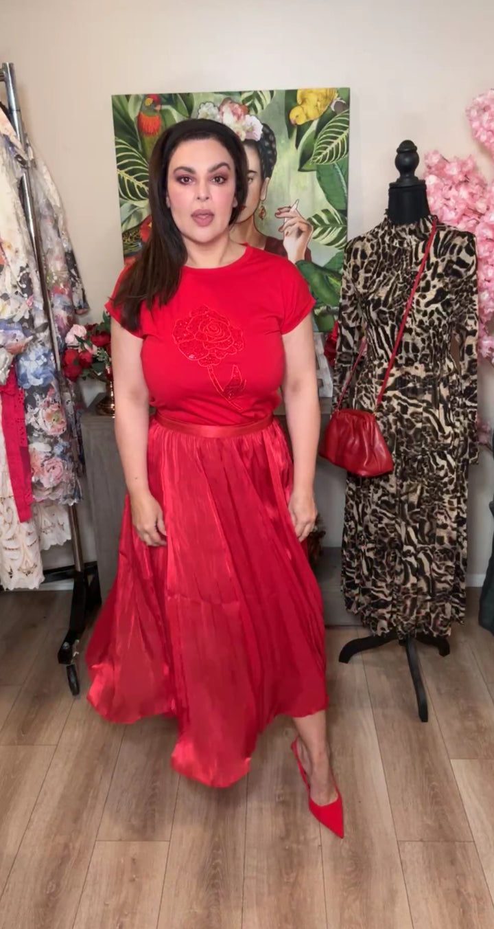 set rojo falda brillante y camiseta rosas pedrería (#123)