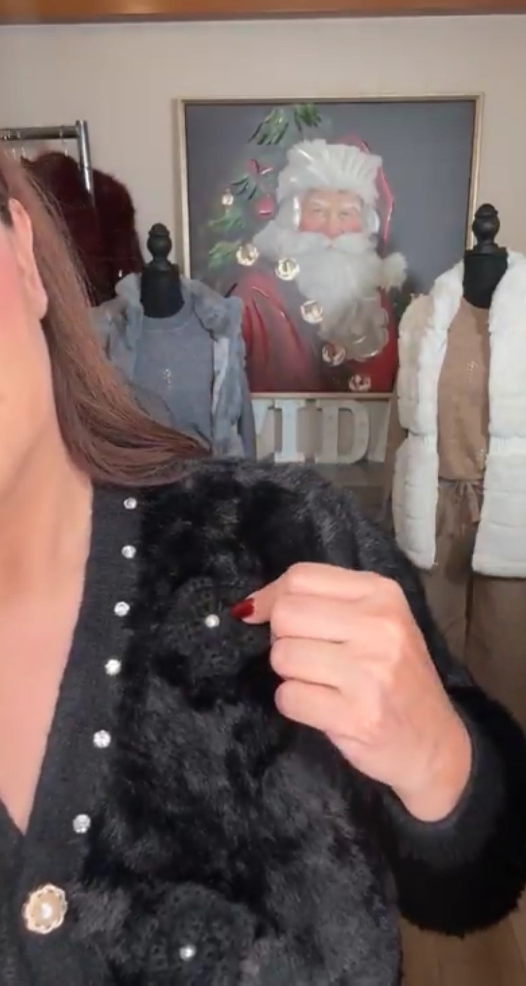 Sweater negro furry con flores tejidas y botón perla (#162)