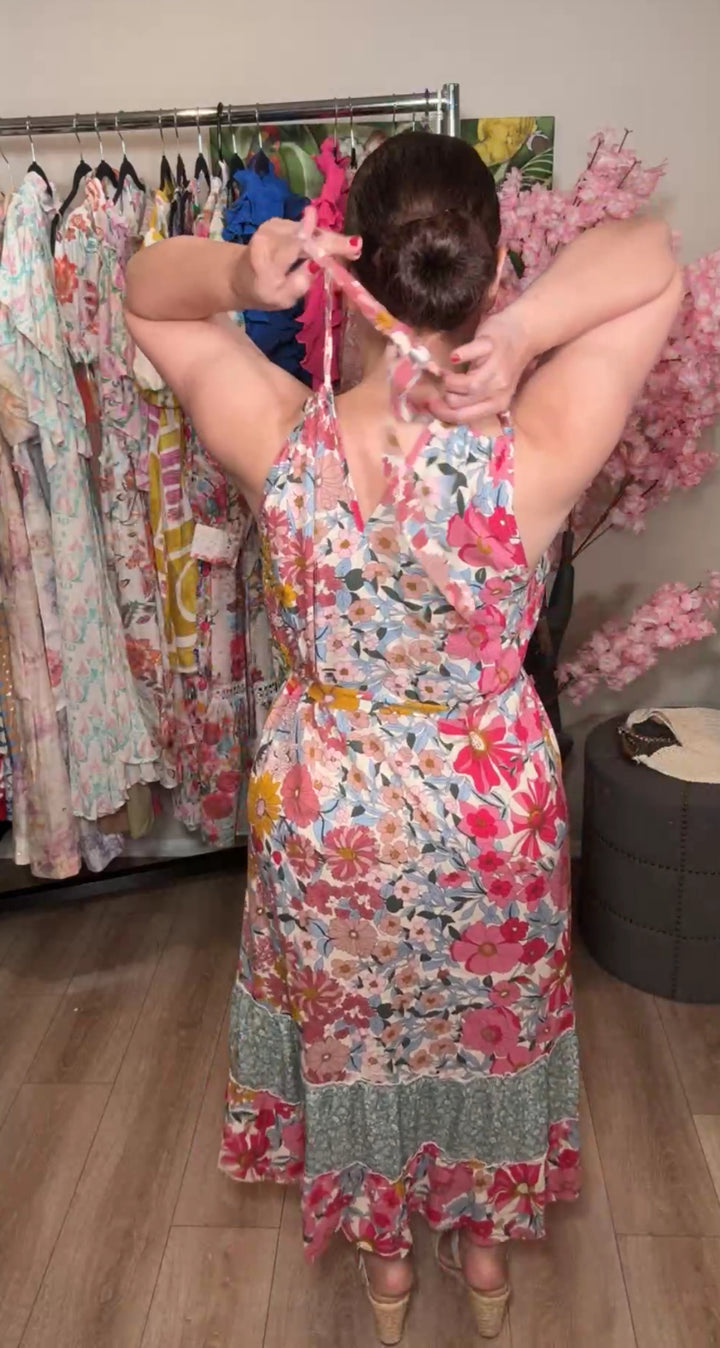 Vestido rosa floral cuello halter con cinto maxi (