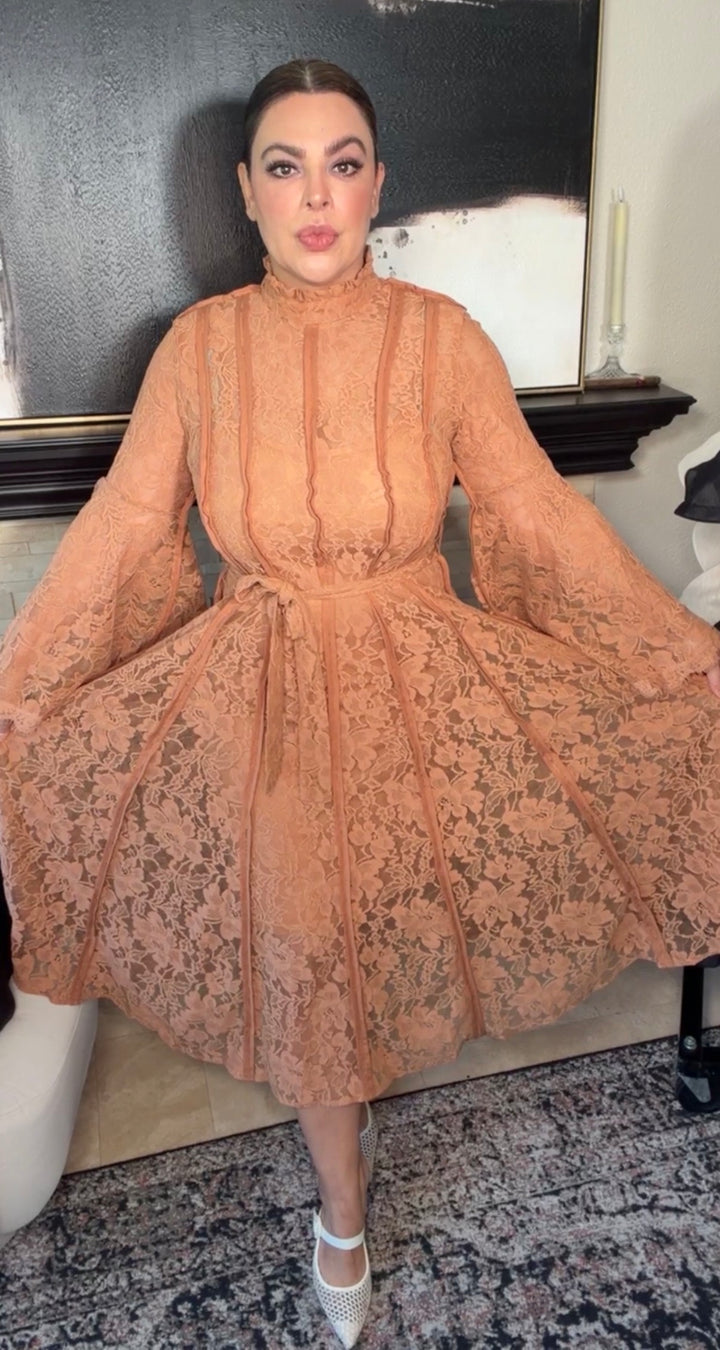 Vestido camel suelto encaje con fondo y cinto midi (