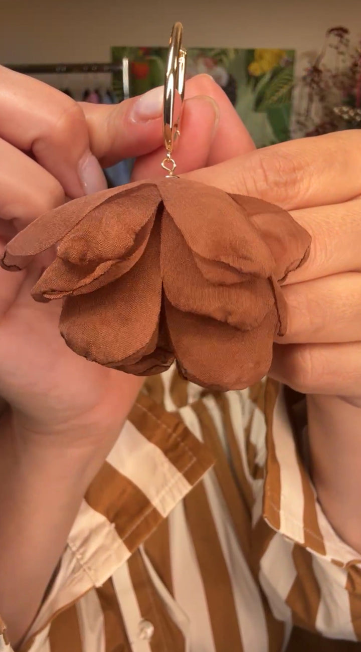 Arete Dorado Flor Cafe Chiffon (#113)