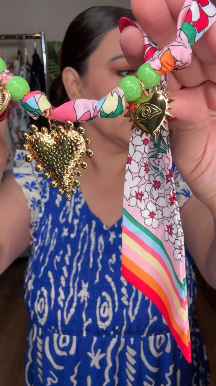 Collar rojo multi tela corazón dorado arte (#132)