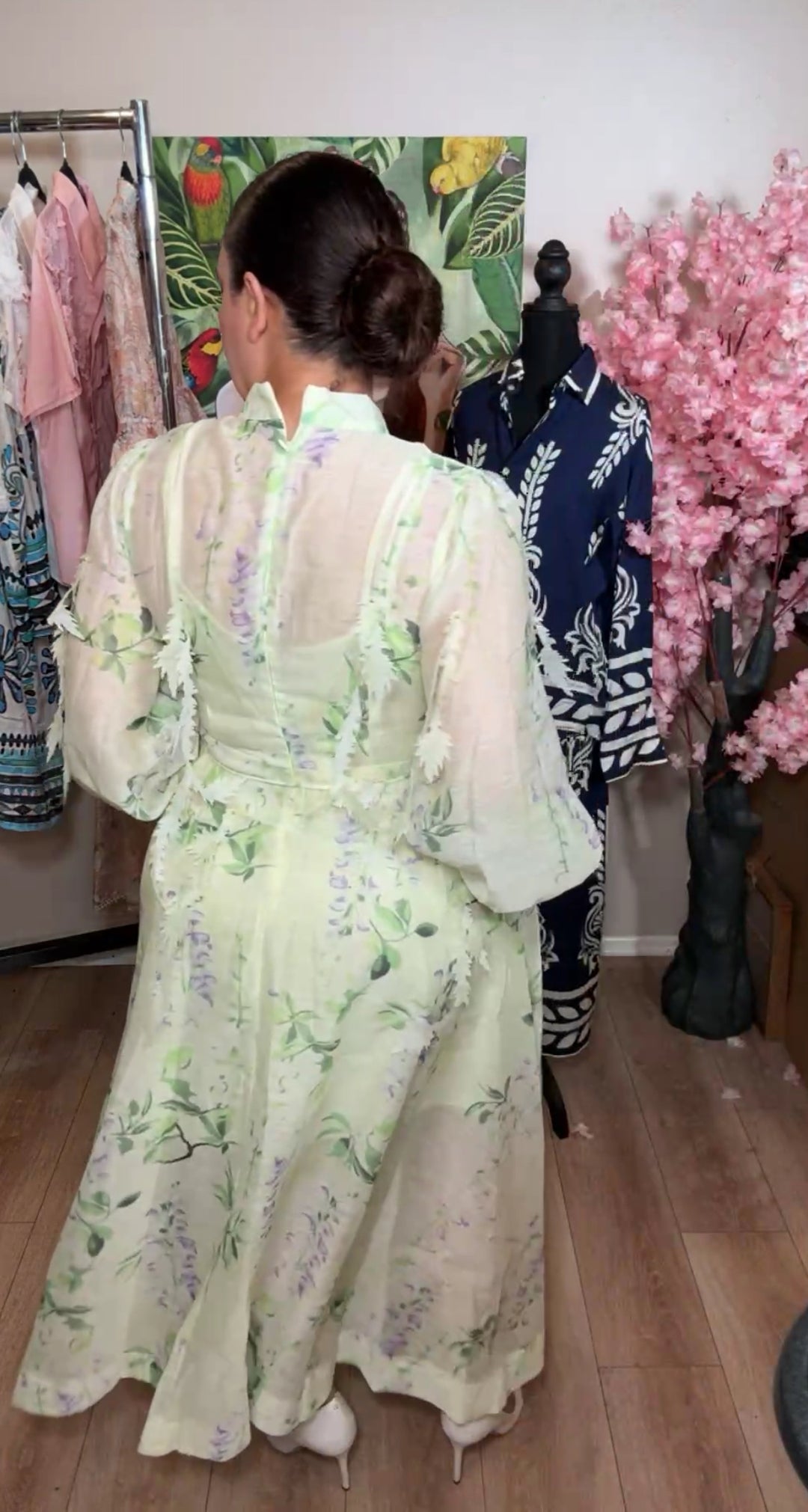 Vestido verde y lila floral aplicaciones midi (
