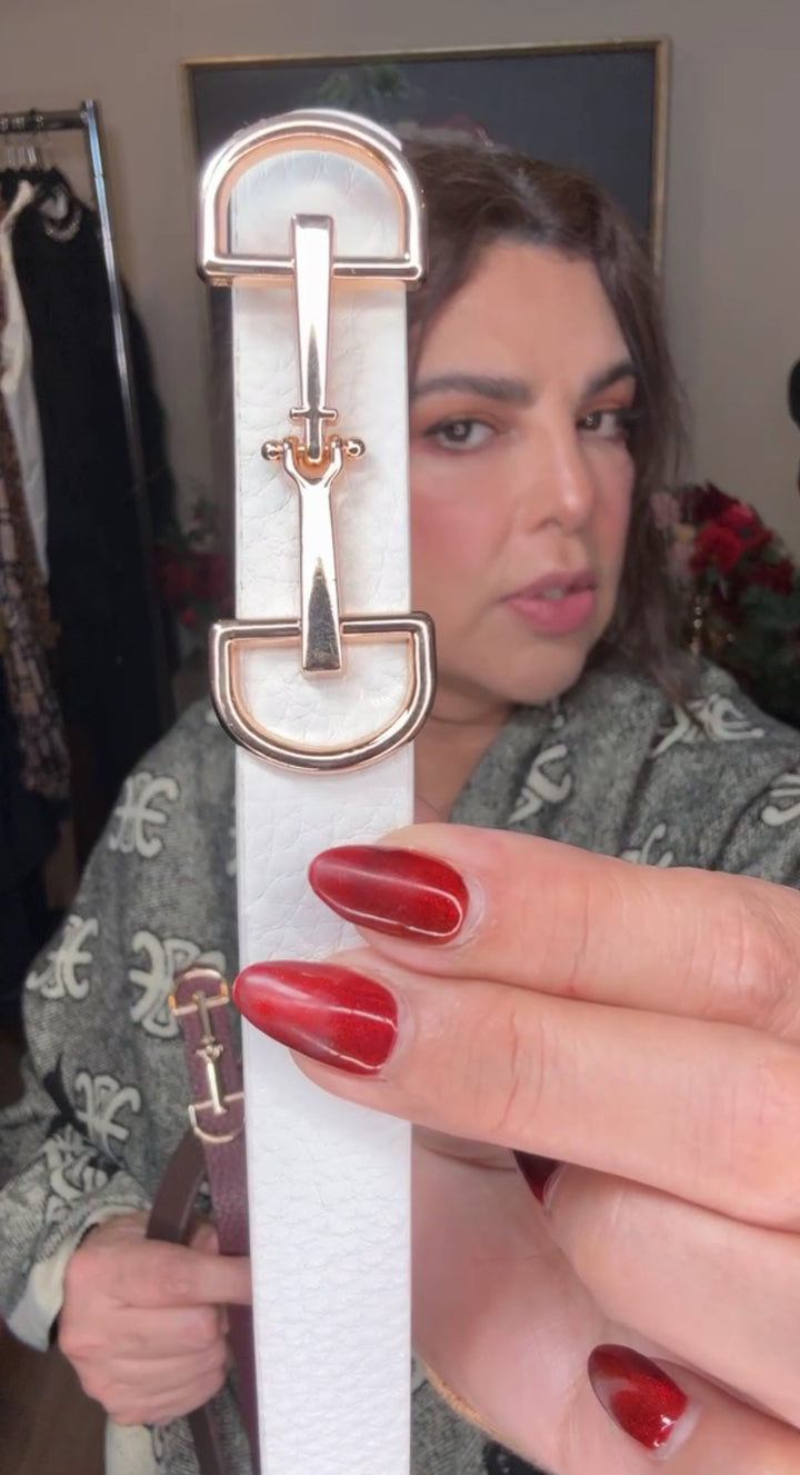 Cinto blanco delgado hebilla dorada Ferragamo (