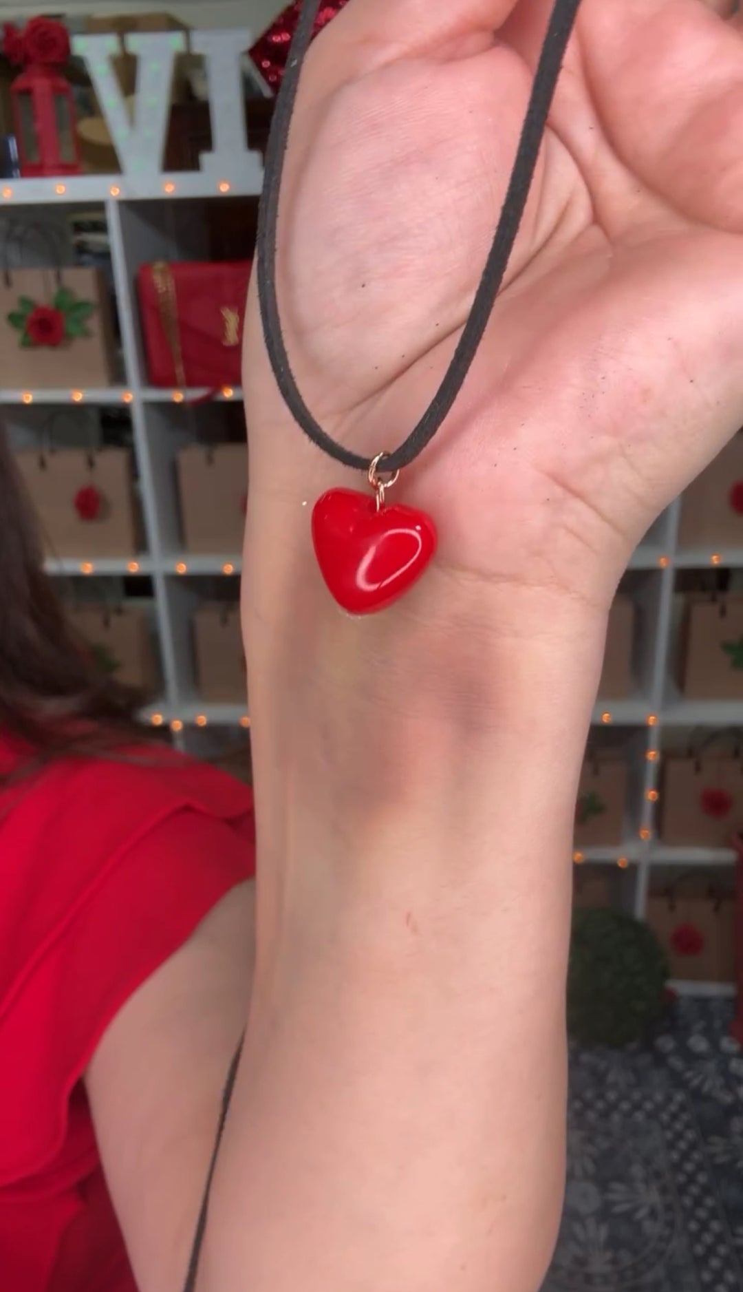 Collar Negro Gamuza Corazon Rojo (#145)