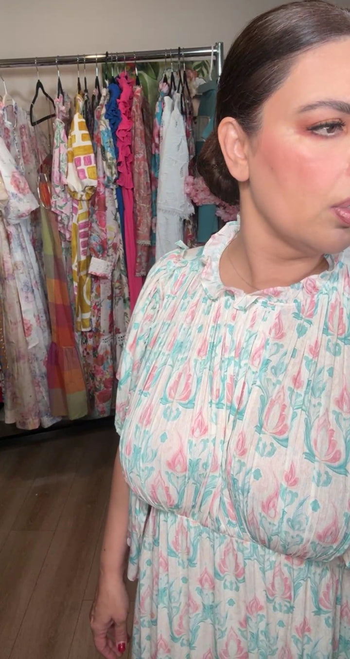 Vestido beige capullo rosa volantes midi cintura elástica (