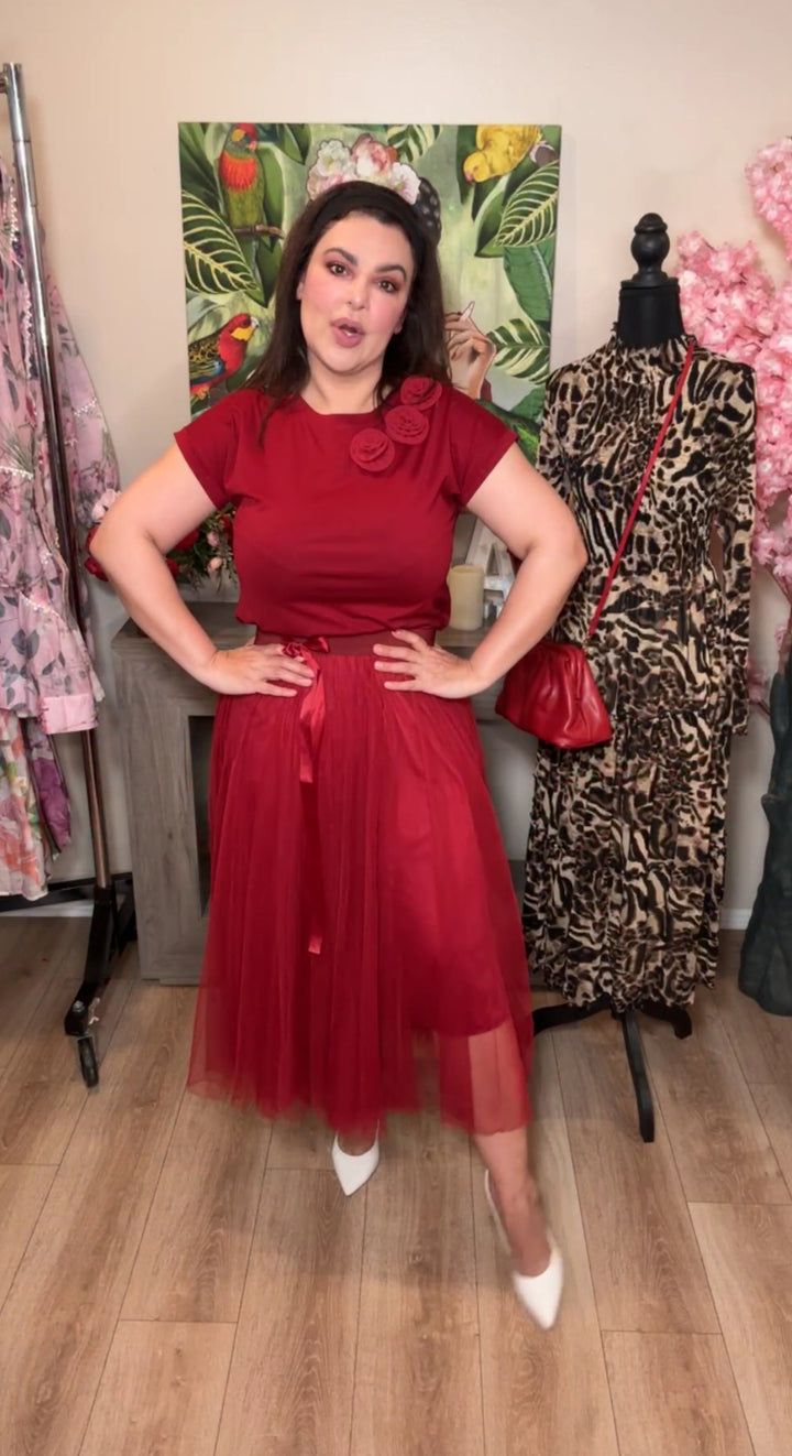 set rojo scarlet falda tulle y camiseta con flores 3D (