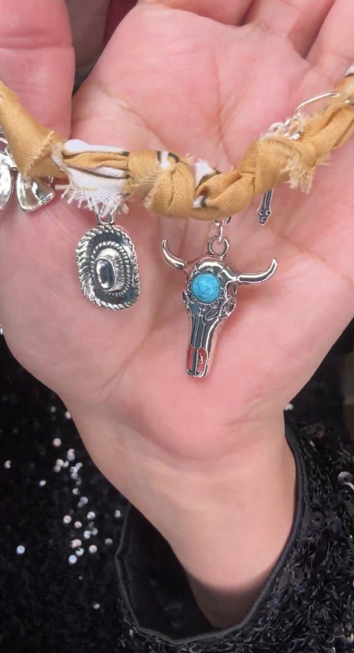 Collar Amarillo Paño y Cabeza Tono Plata (#111)