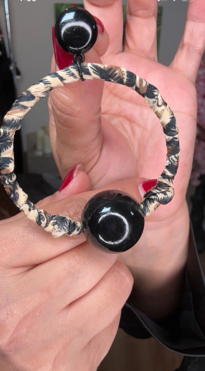 Arete negro bola y listón leopardo