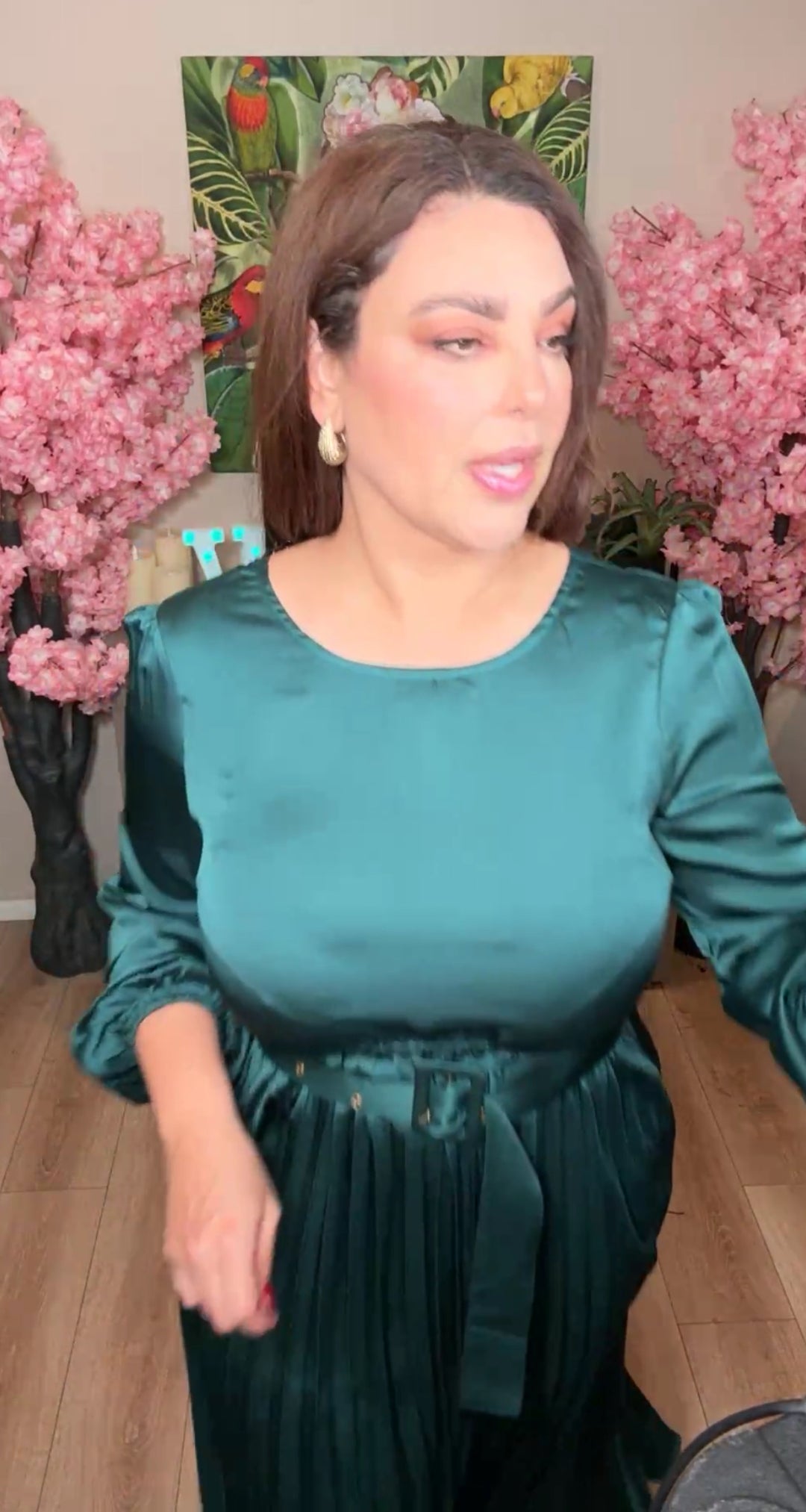 Vestido verde satinado manga larga falda plisada midi (#308)