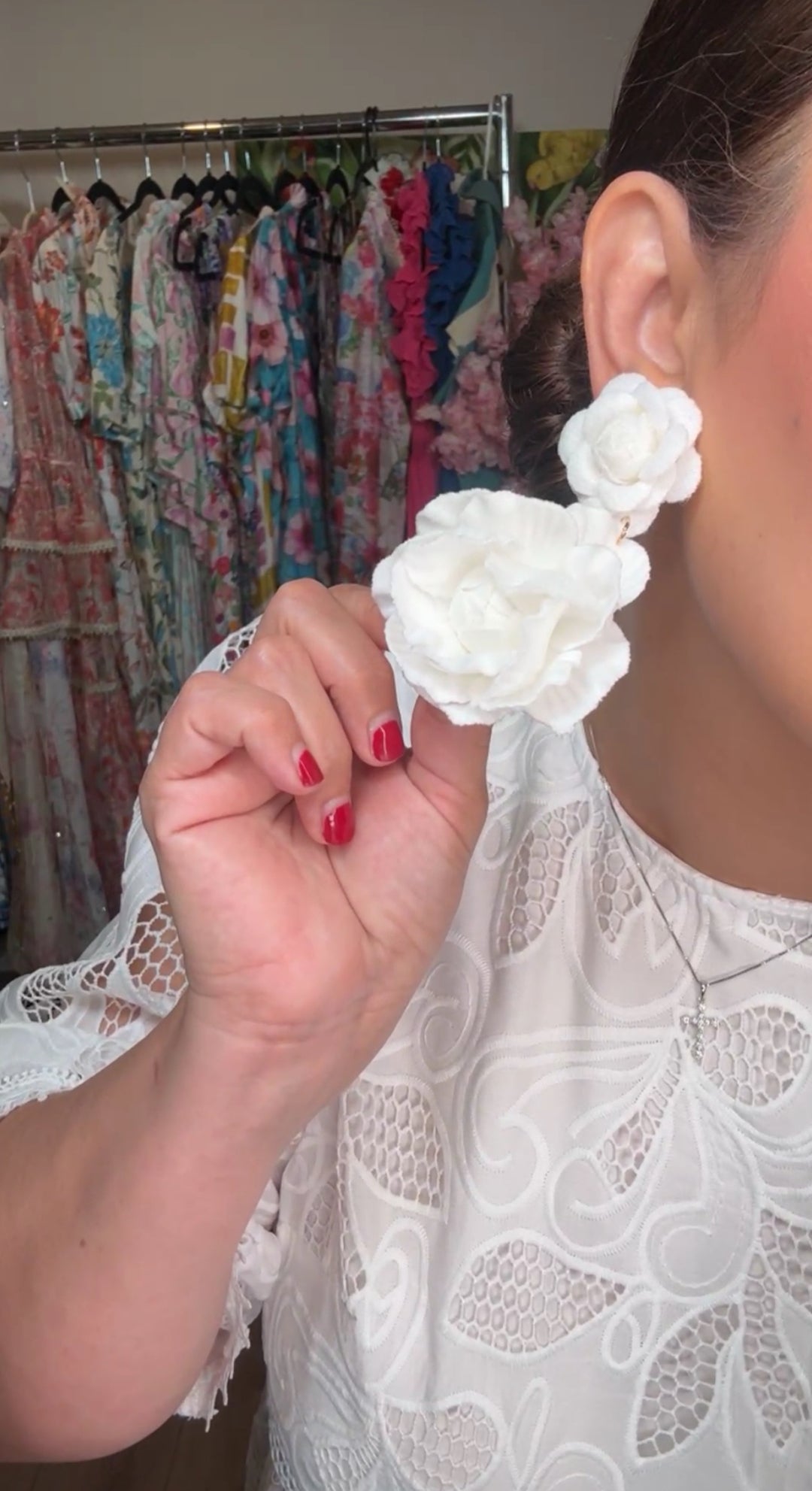 Arete blanco doble flor fancy (