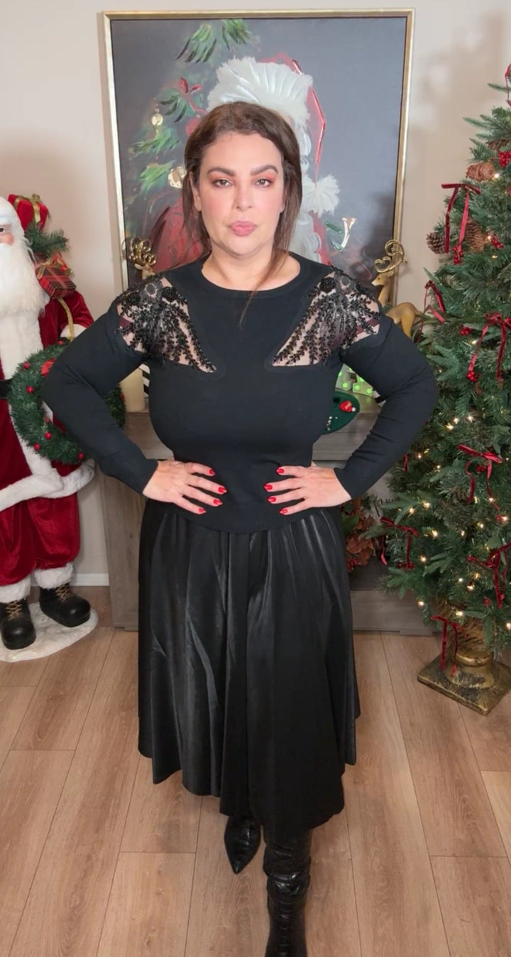 Sweater negro aplicaciones con transparencia al hombro (#135)