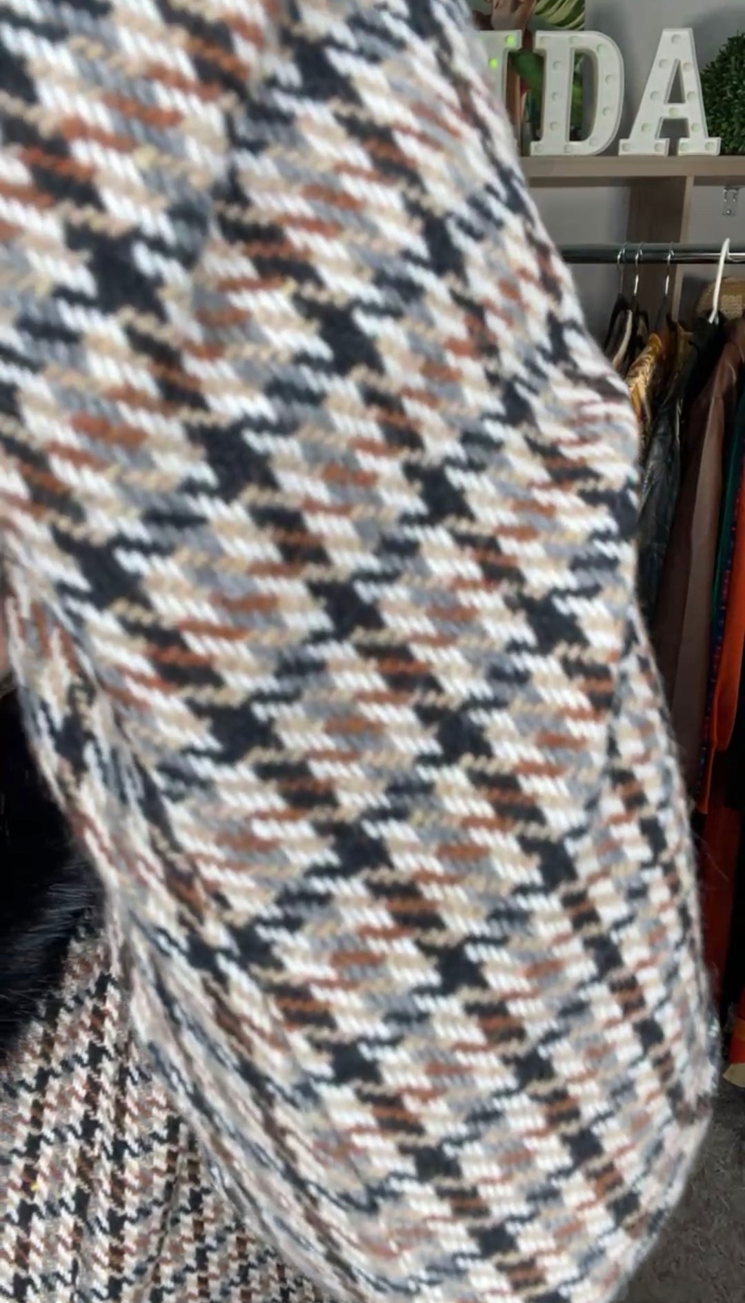 Abrigo Biege con Café y Gris Cuadrado B Fur Luxury