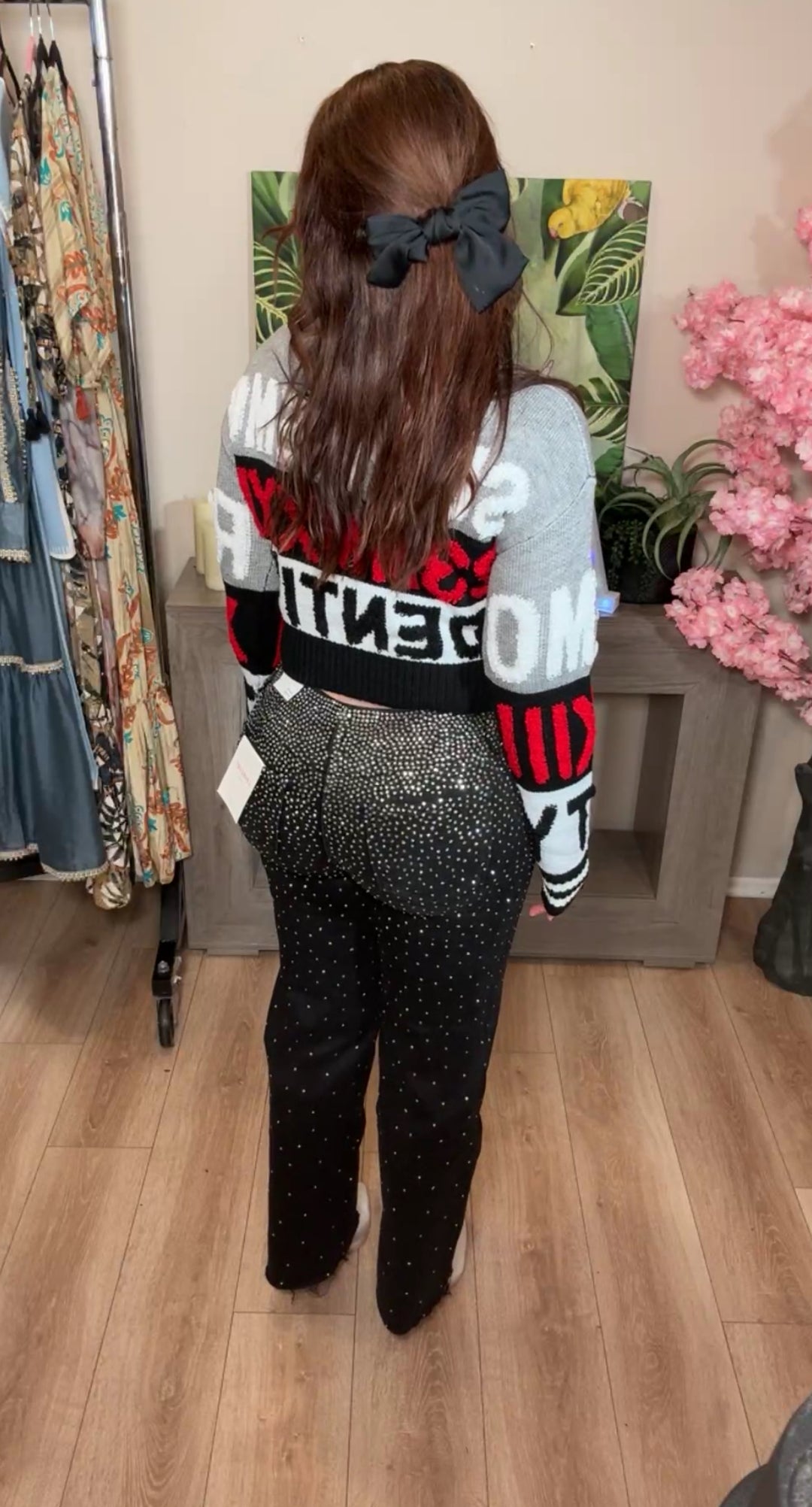 Sweater gris con negro supremo toque en rojo crop
