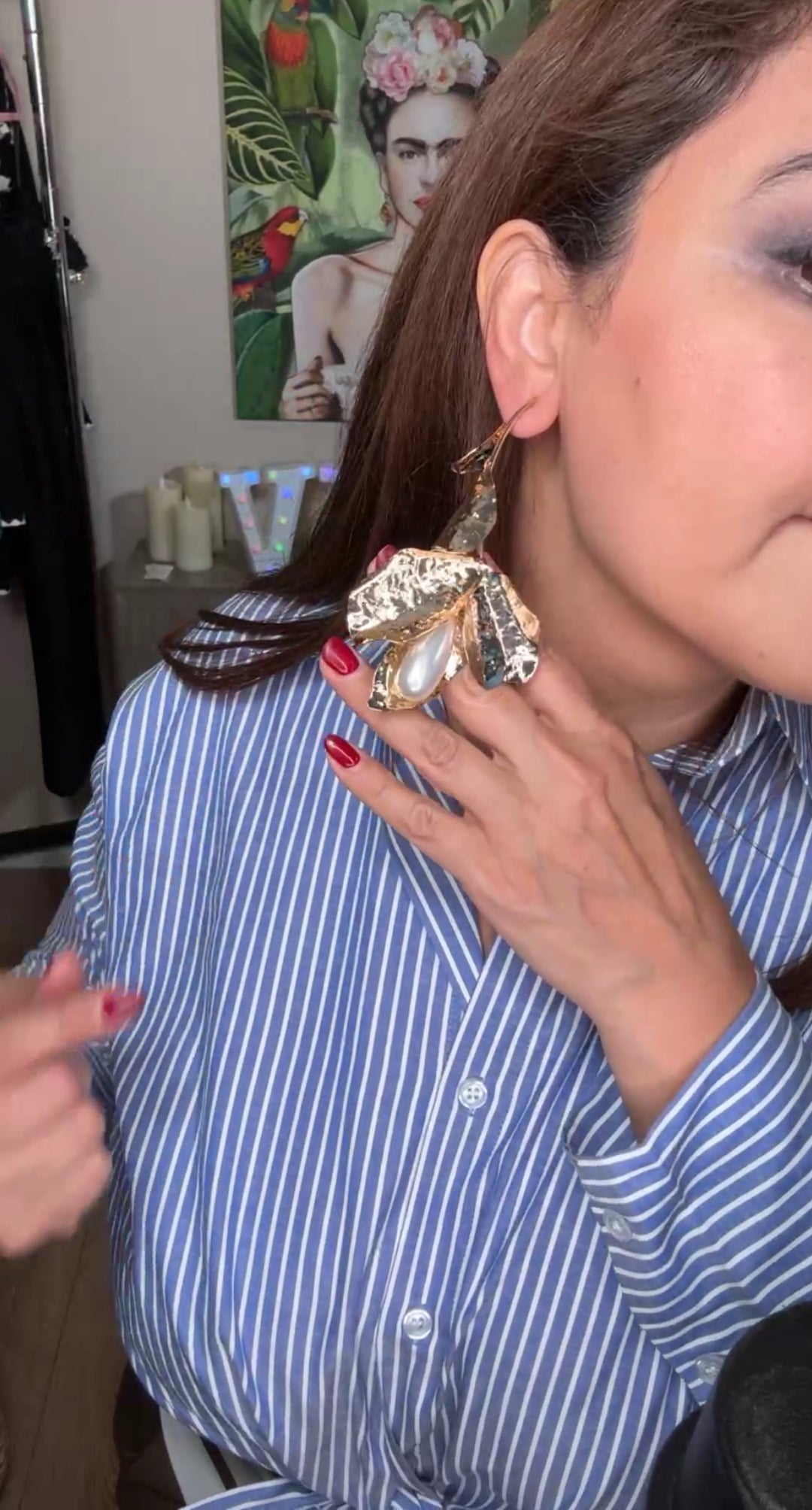 Arete dorado tallo en caída con perlas gota