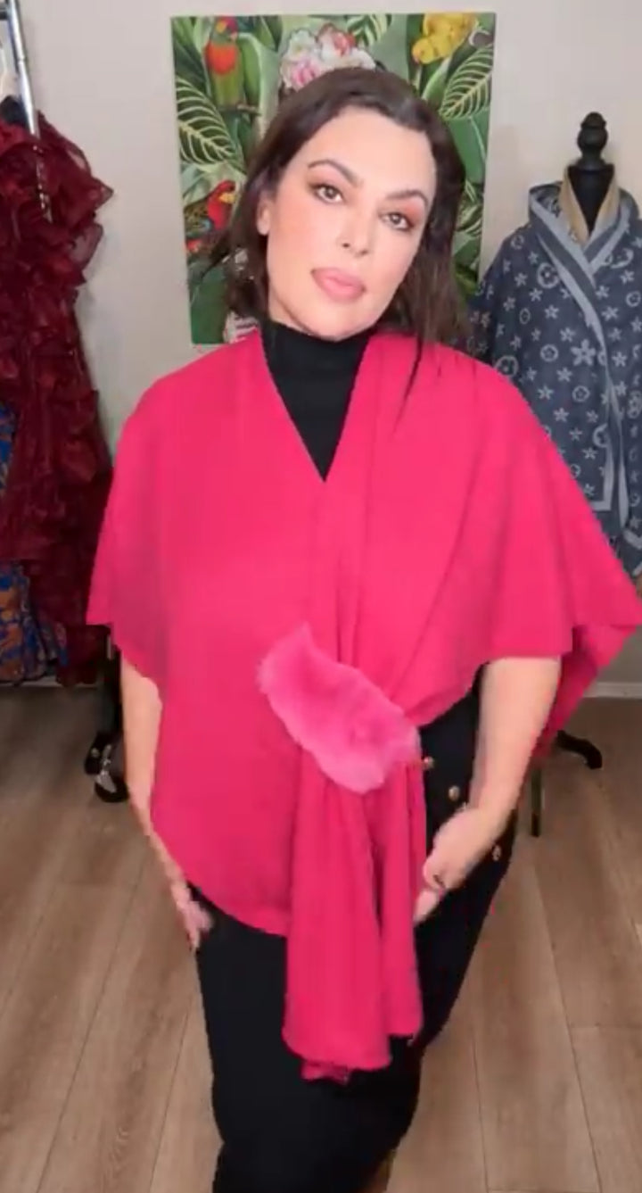 Poncho rosa con fur detalle frontal (#133)