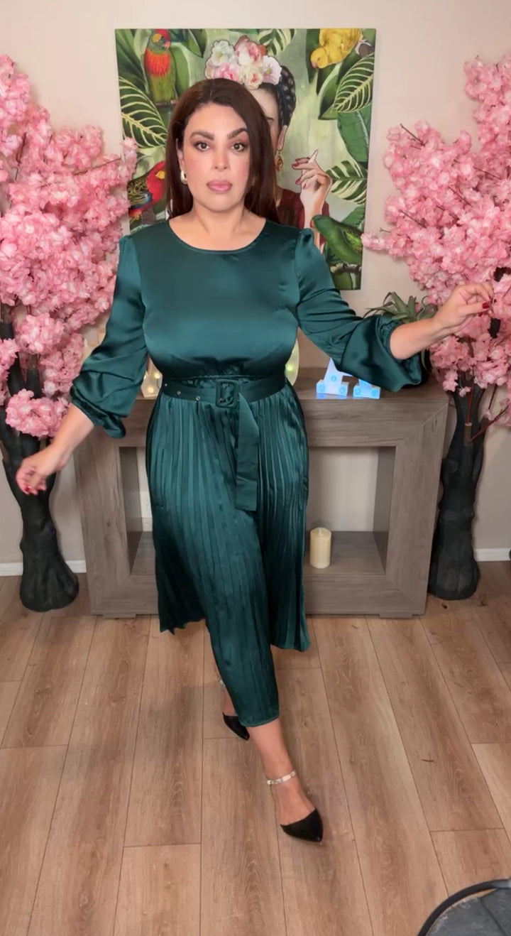 Vestido verde satinado manga larga falda plisada midi (#308)