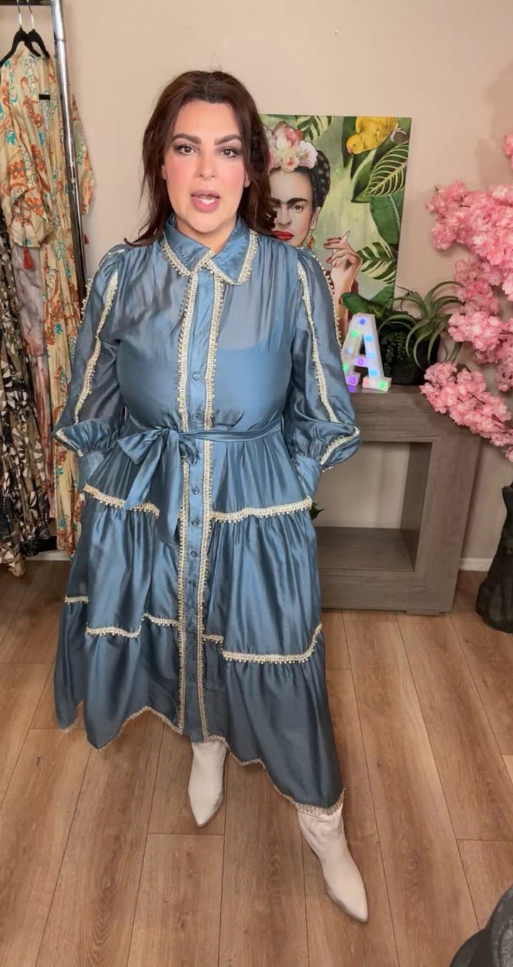 Vestido azul Egeo con borde entero resaltado con encaje metálico hilo de oro (#149)