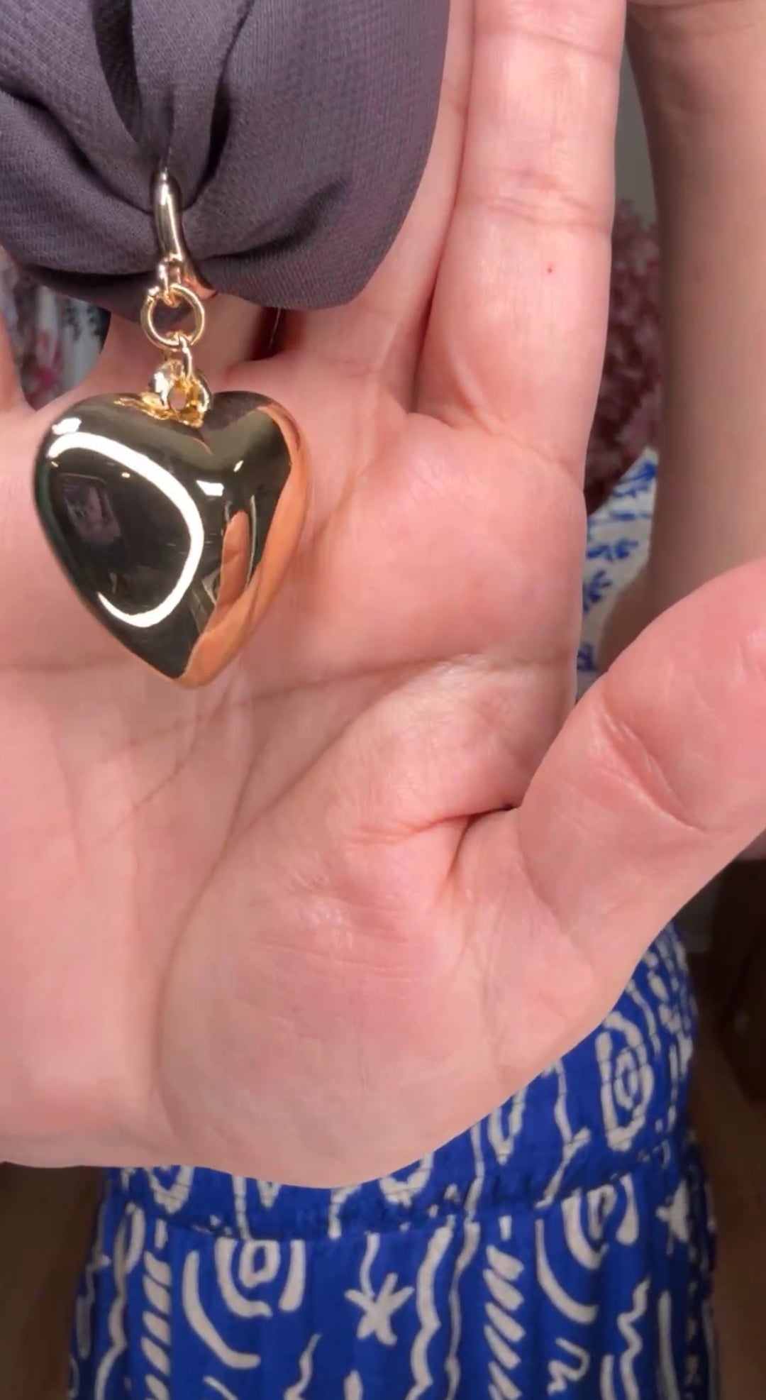 Collar negro tela corazón dorado (#129)