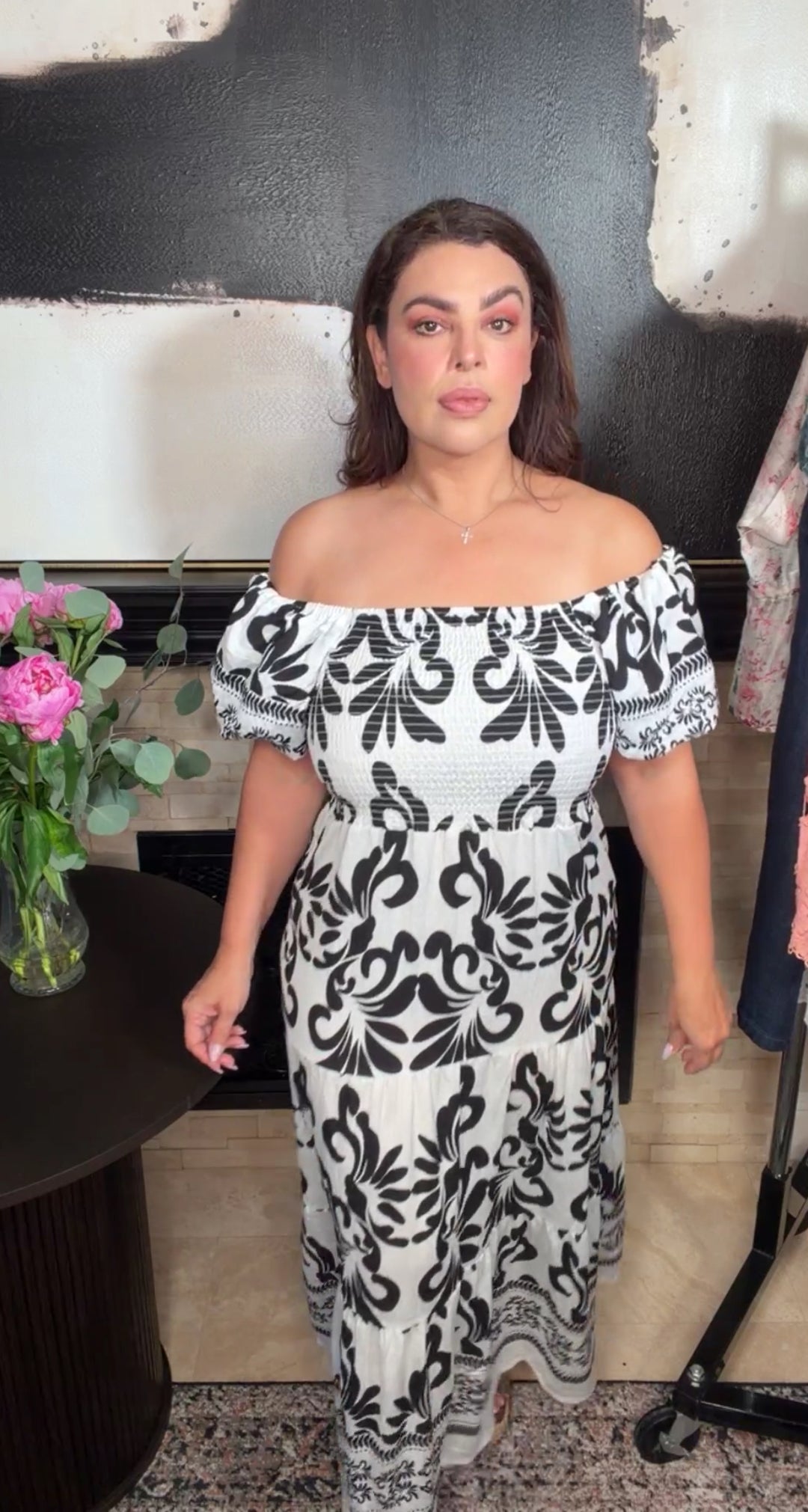 Vestido negro y blanco floral fresco midi (