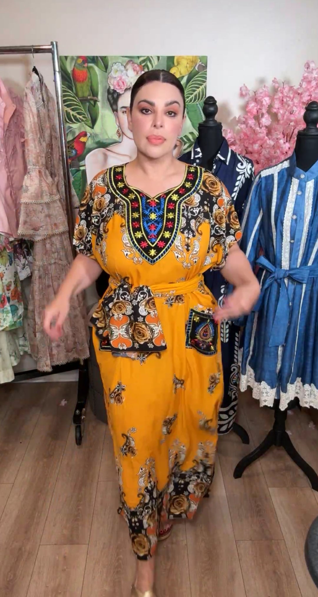 Vestido mostaza con bordado étnico y cinto maxi (